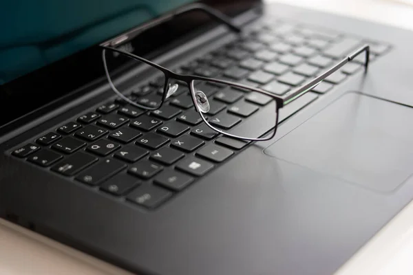 Чистые Очки Чтения Черный Край Клавиатуре Ноутбука Людей — стоковое фото