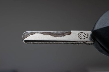 Güvenlik gravürlü metal arabanın anahtarlığının çok yakın bir makro görüntüsü. Stüdyo çekimi, insan yok..