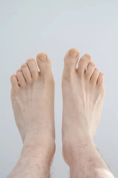 Beyaz erkek, çıplak ayak. Yakın çekim, beyaz arkaplanda izole edilmiş, üst görünüm.