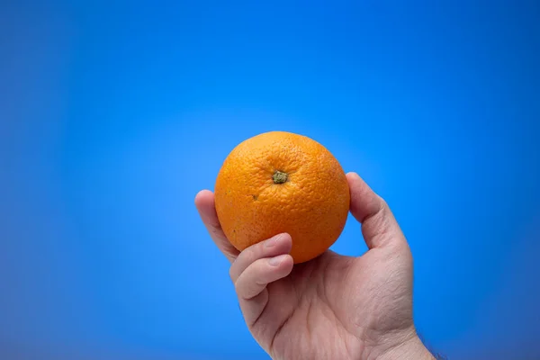 Fruta Laranja Madura Não Descascada Mantida Mão Pelo Macho Caucasiano — Fotografia de Stock