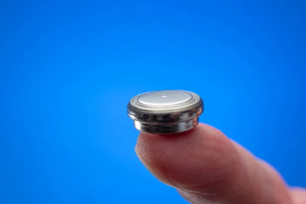 Bělošská Mužská Ruka Drží Mezi Prsty Knoflík Typu Baterie Detail — Stock fotografie