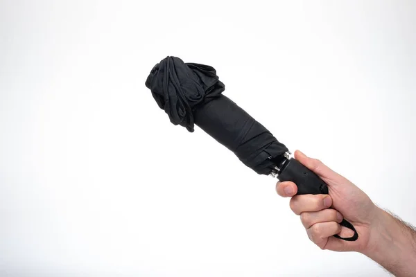 Katlanmış Kapatılmış Siyah Kumaş Şemsiye Insan Eliyle Tutulmuş Stüdyoda Yakın — Stok fotoğraf
