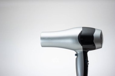 Klasik gümüş saç kurutma makinesi. Stüdyo çekimini kapat, mavi arkaplanda izole edilmiş..