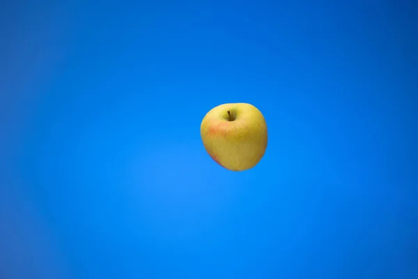 新鲜成熟的黄色和红色苹果 近距离拍摄 背景是蓝色的 没有人 — 图库照片