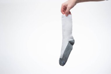 Beyaz bir erkeğin elinde tek bir kuru ve temiz pamuk çorap. Stüdyo çekimini kapat, beyaz arkaplanda izole edilmiş..