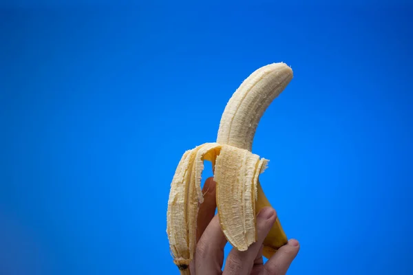 Mezza Banana Sbucciata Gialla Matura Tenuta Mano Mano Maschile Caucasica — Foto Stock