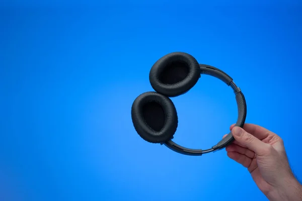 Auriculares Genéricos Inalámbricos Sobre Oído Sostenidos Mano Por Mano Masculina —  Fotos de Stock