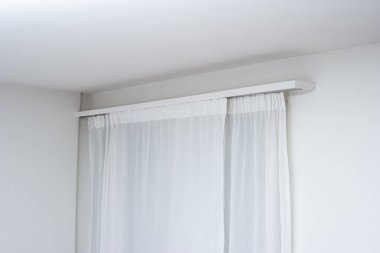 Ev perdeleri, ahşap maskeli asılmış raylar..