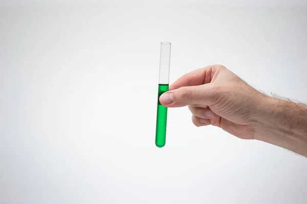 Медицинская Пробирка Содержащая Зеленую Жидкость Взятую Руки Белым Мужчиной Закрыть — стоковое фото