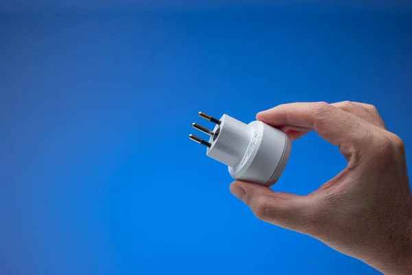 Elektrisk Adapter Schweizisk Stil Som Hålls Handen Manlig Hand Närbild — Stockfoto