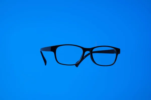 Óculos Armação Plástico Preto Close Studio Shot Isolado Fundo Azul — Fotografia de Stock