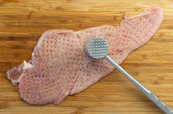 Избивающий Сырой Кусок Шницельского Мяса Металлический Мясной Молоток Закрытый Снимок — стоковое фото
