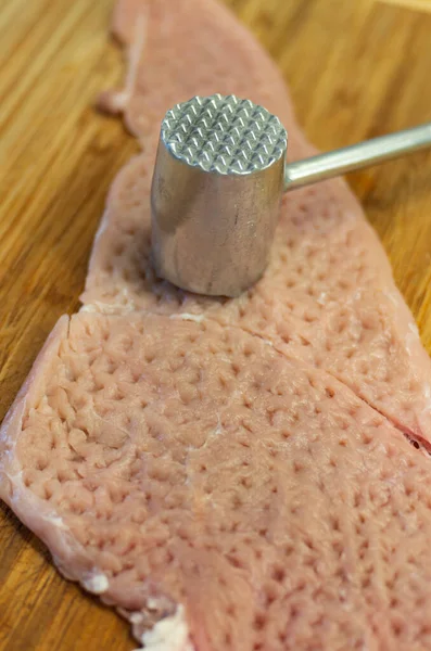Избивающий Сырой Кусок Шницельского Мяса Металлический Мясной Молоток Закрытый Снимок — стоковое фото