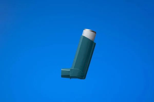 Astmainhalator Generisk Utan Varumärke Närbild Studio Skott Isolerad Blå Bakgrund — Stockfoto