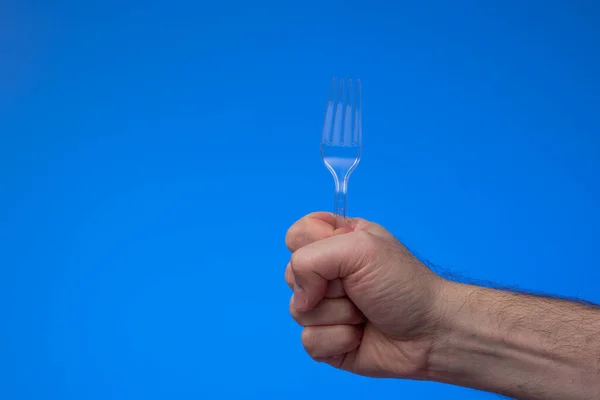 Garfo Plástico Transparente Uso Único Mantido Mão Pelo Homem Fechar — Fotografia de Stock