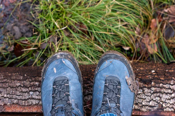 Botas Senderismo Cubiertas Barro Suela Aire Libre Durante Día Sin —  Fotos de Stock