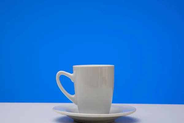 Kleine Witte Keramische Koffiekop Een Bord Close Studio Shot Geïsoleerd — Stockfoto