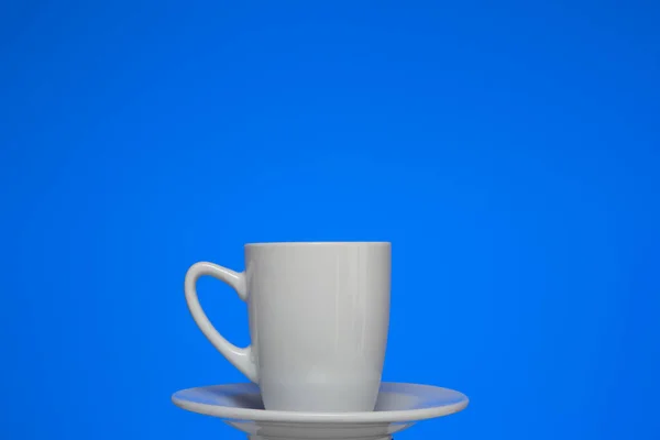 Kleine Weiße Kaffeetasse Aus Keramik Auf Einem Teller Nahaufnahme Aus — Stockfoto