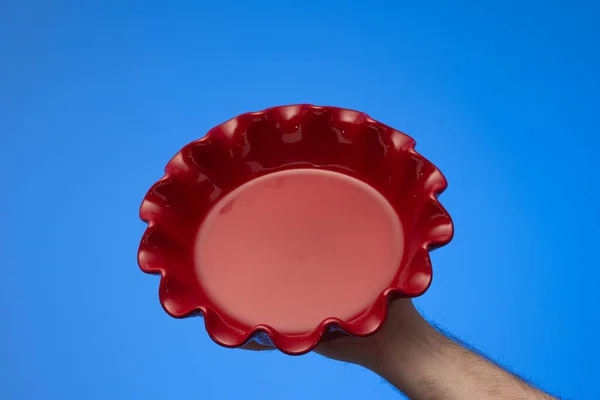 Bandeja Redonda Torta Cerâmica Vermelha Vazia Realizada Pela Mão Masculina — Fotografia de Stock
