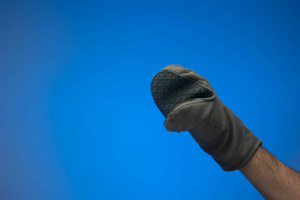 Luva Forno Cinza Única Luva Usada Pela Mão Masculina Caucasiana — Fotografia de Stock