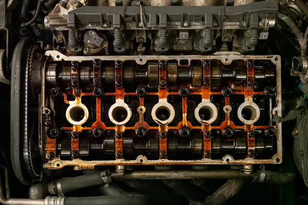 オイリーカーエンジンシリンダーヘッドを開いた トップビュー 露出カムシャフト — ストック写真