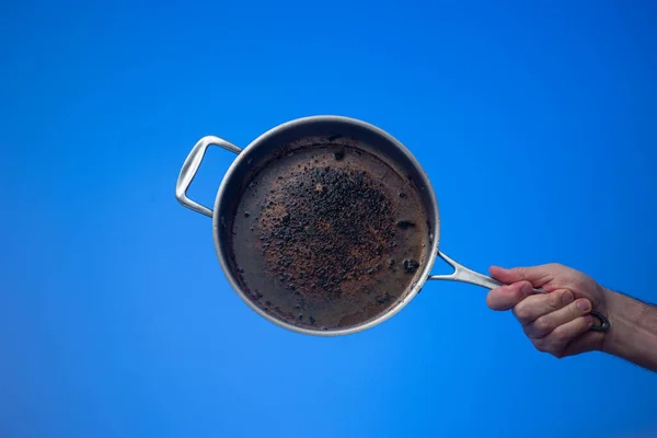 Vuil Olieachtig Verbrand Metalen Koekenpan Koekenpan Hand Gehouden Door Mannelijke — Stockfoto