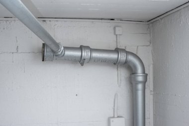 Kalın plastik tesisat bükme boruları apartmanın içindeki umumi çamaşır odasında. Kimse yok...
