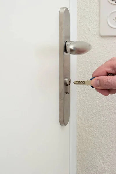 Schlüsselanhänger Mit Wohnungsschlüssel Der Hand Gehalten Von Einem Kaukasischen Mann — Stockfoto