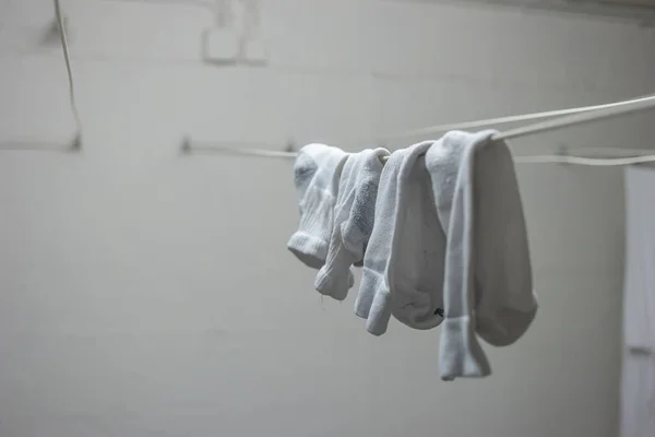 Biała Piżama Lub Ubrania Krótkie Skarpetki Zwisające Linii Suszenia Wewnątrz — Zdjęcie stockowe