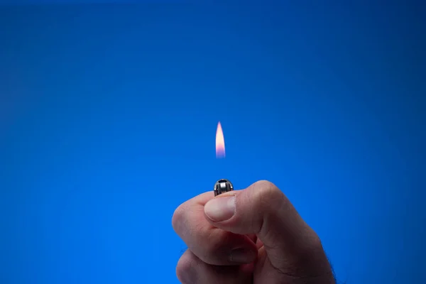 Petit Briquet Lumineux Avec Flamme Tenue Entre Les Doigts Par — Photo