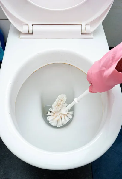 Mão Masculina Luva Látex Usando Uma Escova Vaso Sanitário Para — Fotografia de Stock