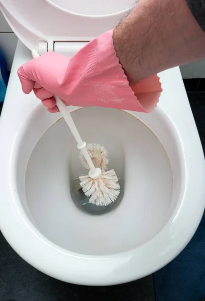 Mão Masculina Luva Látex Usando Uma Escova Vaso Sanitário Para — Fotografia de Stock