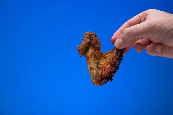 Grillezett Fűszerezett Csirkeszárny Amit Fehér Férfi Kéz Tart Ujjai Között — Stock Fotó