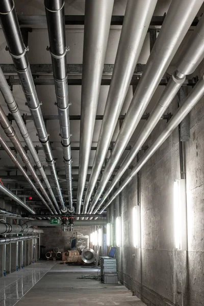 Montowane Suficie Rurociągi Przemysłowe Wewnątrz Podziemnego Budynku Długi Korytarz Metalowymi — Zdjęcie stockowe