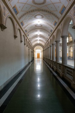 ETH Üniversitesi Zürih, İsviçre. Güzel mimarisi, taş kemerleri ve anketleri olan iç aydınlık koridor koridoru...