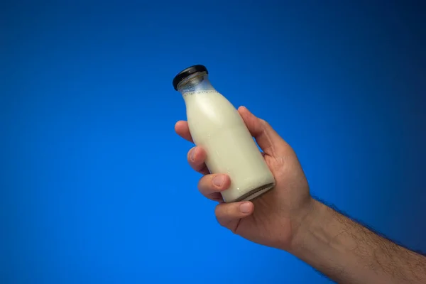 Kleine Glazen Melkfles Met Dop Hand Gehouden Door Een Blanke — Stockfoto