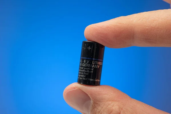 Små Cylindriska Px28 Alkalinbatteri Som Hålls Mellan Fingrarna Vit Hane — Stockfoto