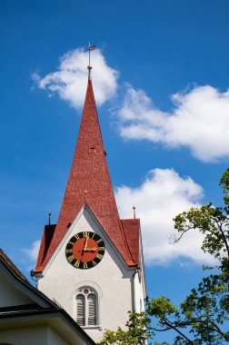 Mavi gökyüzüne karşı kilise çan kulesi. Güneşli bir gün, İsviçre, insan yok...