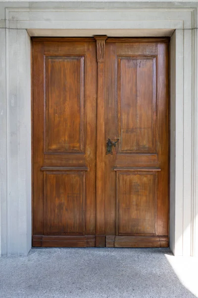 Beautiful Brown Hardwood Doors Church Entrance Door Straight View People — Fotografia de Stock
