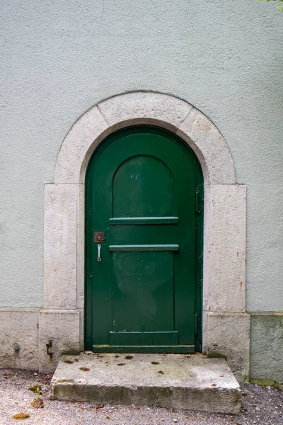 Old Wooden Green Entrance Door Large Rustic Vintage Entrance Door — Stok fotoğraf