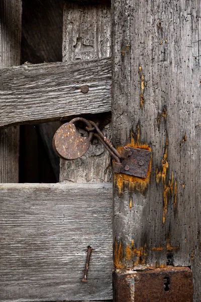 Μια Παλιά Σκουριασμένη Σιδερένια Κλειδαριά Μια Ξύλινη Πόρτα Αχυρώνα Κοντινό — Φωτογραφία Αρχείου