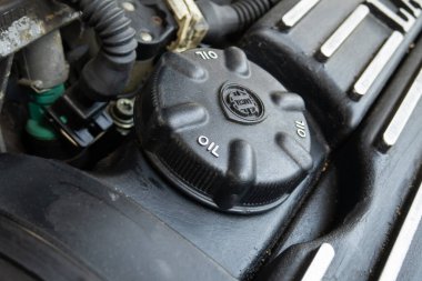 Motor yağı dolum kapağı ya da kapağı. Yakın çekim, insan yok..