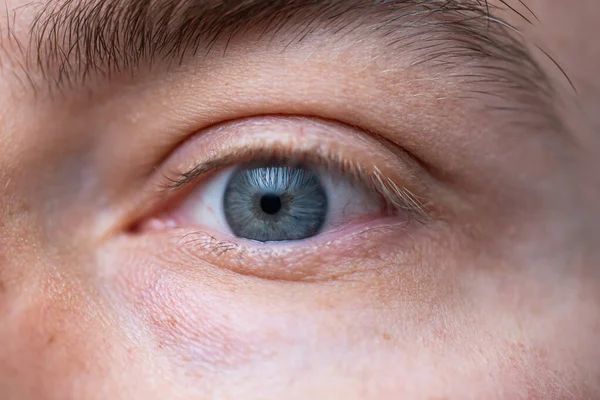 Bred Öppen Vit Manlig Öga Närbild Fotograferat Porträtt Oigenkännligt Ansikte — Stockfoto