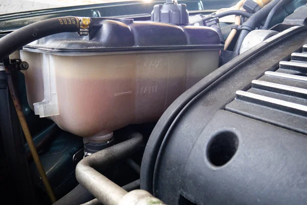 Tanque Refrigerante Carro Cheio Líquido Arrefecimento Rosa G12 Sob Capô — Fotografia de Stock