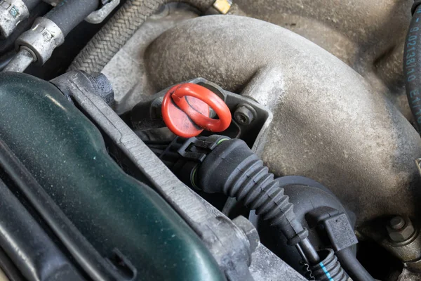 車のオイルの棒の赤いプラスチックハンドル ショットを閉じると ない人 — ストック写真