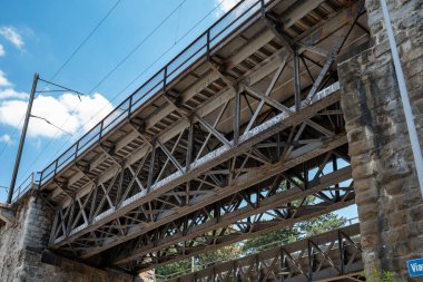 Zürih şehri Avrupa 'da eski beton ve metal yapı köprüsü. Düşük açı, insan yok..