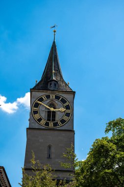 İsviçre 'nin Zürih şehrindeki Aziz Peter kilisesi saat kulesi. Yakın çekim, güneşli yaz günü, insan yok..