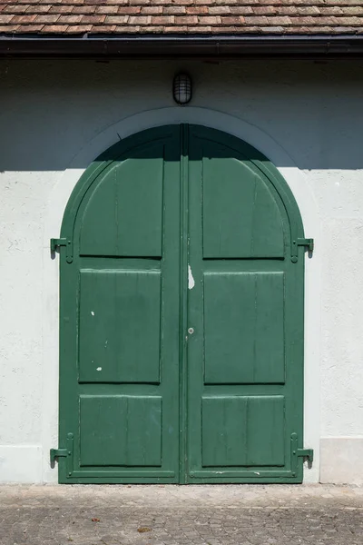 Old Wooden Green Entrance Door Large Rustic Vintage Entrance Door — Stock fotografie