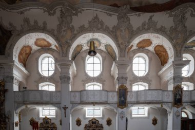 Lindau, Almanya - 21 Temmuz - 2022: Lindau 'daki kadınımızın Katedral Kilisesi, Notre-Dame Katedrali geniş açılı iç görünümü