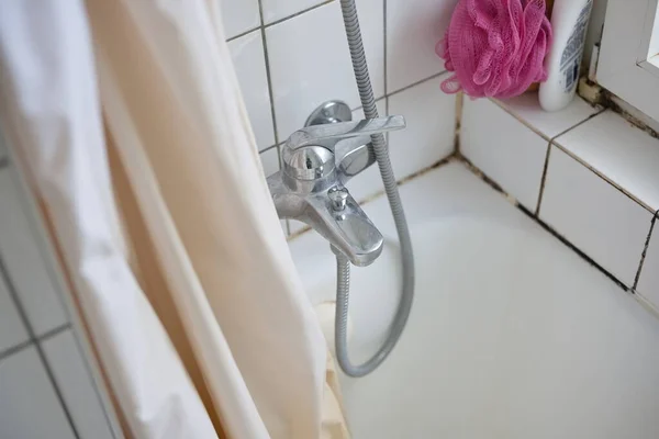 Old Dirty Bathtub Shower Curtain Faucet Apartment Bathroom Top View —  Fotos de Stock